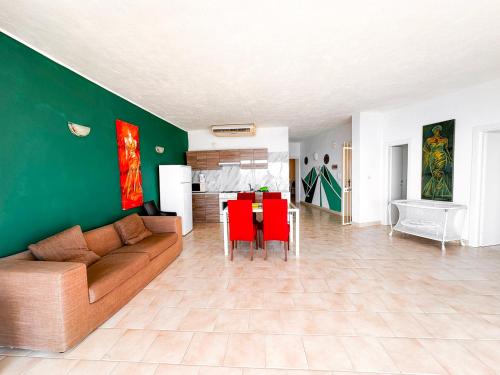 Posezení v ubytování Elegant Oceanfront Apartment with Coastal Charm S11