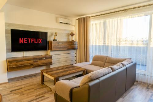 TV a/nebo společenská místnost v ubytování KOA - Sunset Penthouse