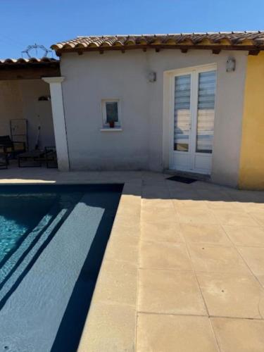 Басейн в Studio en provence або поблизу