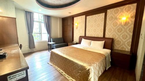 a hotel room with a bed and a window at 意大利溫泉會館 in Jiaoxi