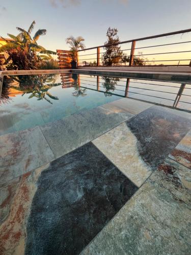 Kolam renang di atau dekat dengan Petit Bungalow Neuf F2 avec Vue Mer Ravine des Cabris
