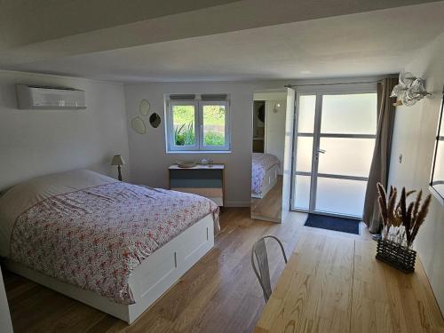 Ένα ή περισσότερα κρεβάτια σε δωμάτιο στο Studio cosy, avec entrée privée, calme, 15 min de Lyon, possibilité facture