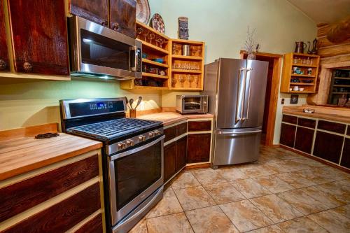 Η κουζίνα ή μικρή κουζίνα στο Romantic Mountain Cabin for 2