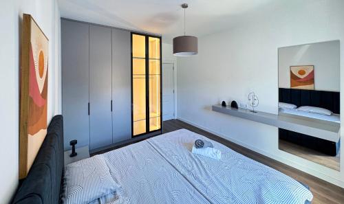 a bedroom with a bed and a window at Ohanas Apartment in Prishtinë