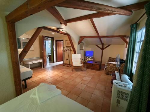 een grote woonkamer met een tafel en een stoel bij Finca los Barrancos in Lepe