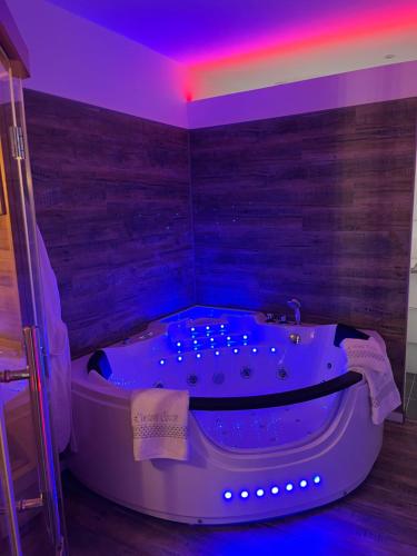 Gallery image of L'Instant Cocon Love Room Hébergement Insolite in Virsac