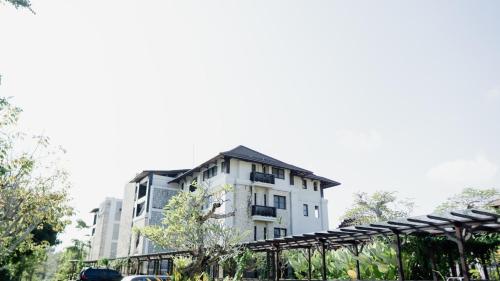 Bangunan di mana terletaknya aparthotel ini