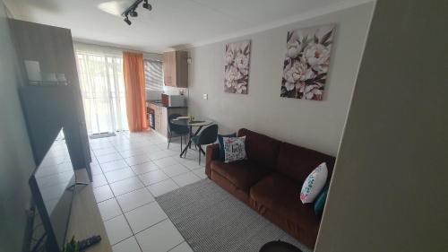 O zonă de relaxare la Sandalion Cottage near OR Tambo Airport & Greenstone
