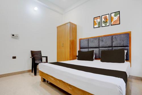 Ένα ή περισσότερα κρεβάτια σε δωμάτιο στο Hotel O Kashika Inn