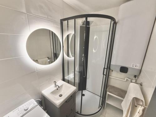 Ένα μπάνιο στο 2 Bedrooms Seaside, Wifi & Linen, Equipped Kitchen