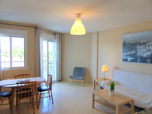 カレタ・デ・ベレスにあるTerrasol Pirámides Puerto Blancoのソファとテーブルのあるリビングルーム