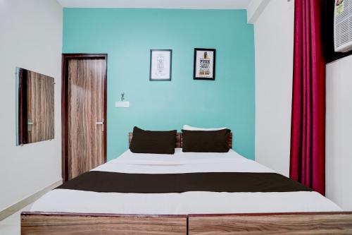Postel nebo postele na pokoji v ubytování Hotel O Anmol Residency
