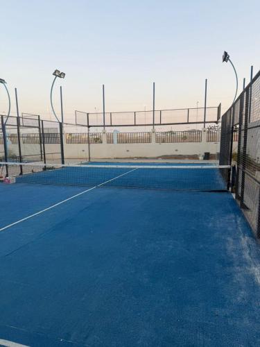 ميموريس اوف ذي ماونتينز للشقق المخدومةの敷地内または近くにあるテニス施設またはスカッシュ施設