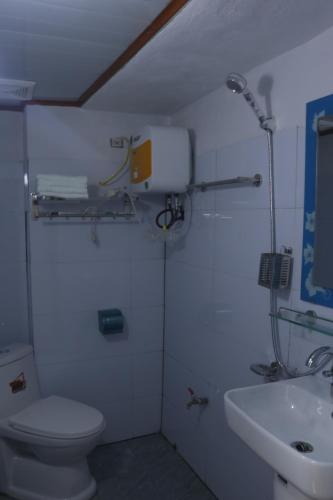 a bathroom with a toilet and a sink at Nhà Bên Suối 