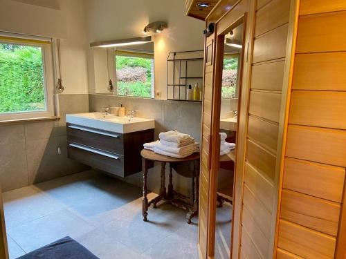 Ένα μπάνιο στο Romantic BNB, Castle-Nature Walks, Sauna, Garden