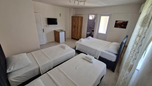a hotel room with two beds and a couch at Mery Inn in Pamukkale