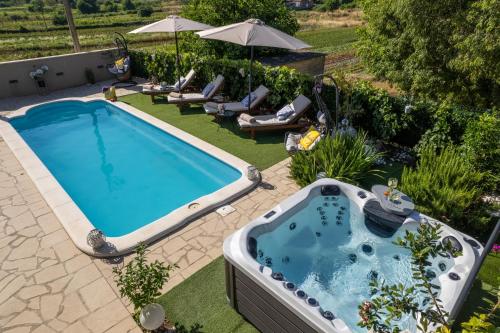 Kolam renang di atau dekat dengan Villa Ivona with swimming pool and jacuzzi