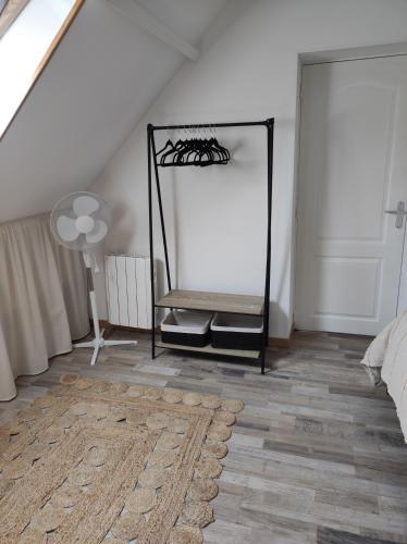 a room with a mirror and a rug on the floor at Gîte de l'écluse carrée in Coulogne