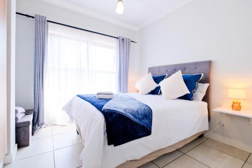 Ένα ή περισσότερα κρεβάτια σε δωμάτιο στο Navy Lagoon Stay The Blyde