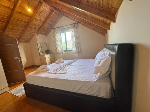 En eller flere senge i et værelse på Emily Cottage house in Gjirokaster