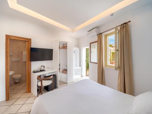 En eller flere senge i et værelse på Hotel Cristina