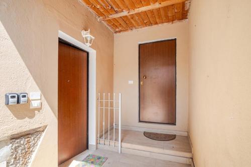 an empty room with a door and a hallway at Casa Moniga 2-Residenze Lizzeri in Moniga
