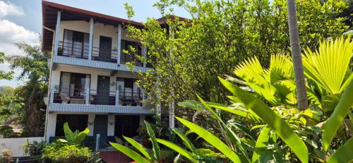 a building with trees in front of it at Hotel Divisamar by LHR in Manuel Antonio