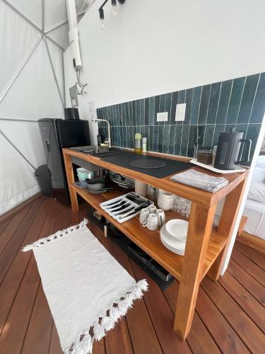 - une cuisine avec un évier et une table en bois dans l'établissement PRANA hOMe, à San Carlos