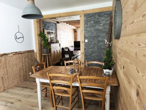 Ein Sitzbereich in der Unterkunft Maison de montagne-Ski, randos Proche Gérardmer