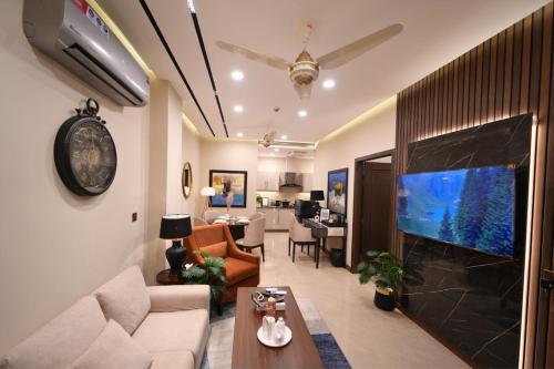 Fotografie z fotogalerie ubytování Luxury 1BR Designer Condo at Zeta Mall Islamabad Balcony, Parking & Steps from Giga Mall v destinaci Islámábád