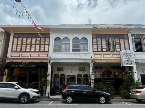 une voiture noire garée devant un bâtiment dans l'établissement Village 40 Phuket Old Town, à Phuket