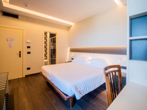 En eller flere senge i et værelse på Hotel Cristina