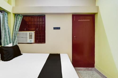 Postel nebo postele na pokoji v ubytování Hotel O Rudraksha