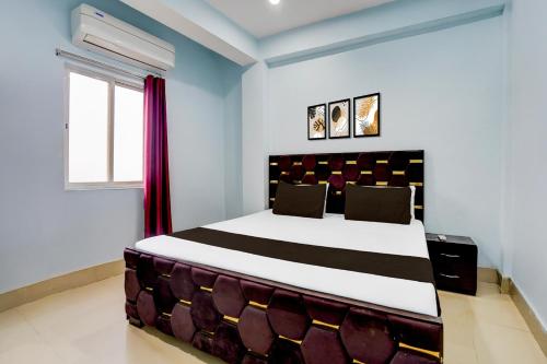 Postel nebo postele na pokoji v ubytování Hotel O Dreamy Inn Baba Chowk Bus Stand