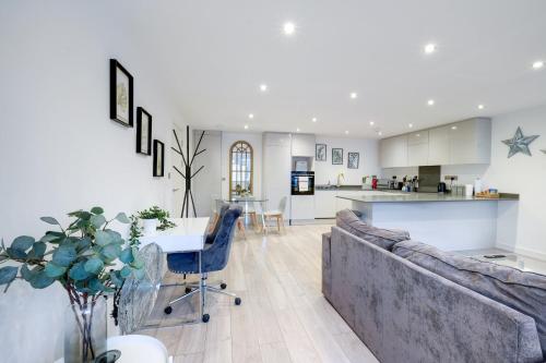 a living room with a couch and a table at St Martins 2 Bedroom Apartments in Ruislip By 360 Stays in Ruislip
