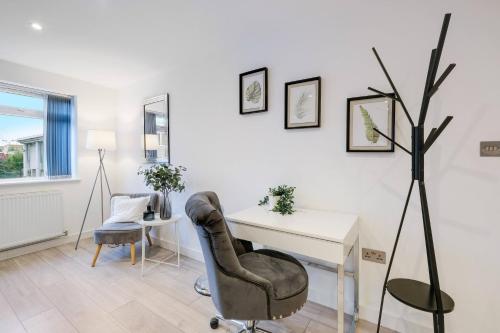 a living room with a chair and a desk at St Martins 2 Bedroom Apartments in Ruislip By 360 Stays in Ruislip