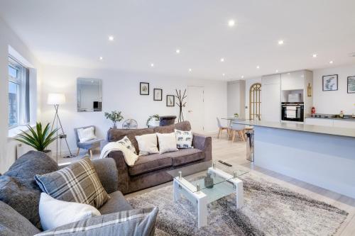 a living room with a couch and a table at St Martins 2 Bedroom Apartments in Ruislip By 360 Stays in Ruislip