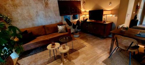 Χώρος καθιστικού στο 't Tjilpplekje, 4-persoons chalet met privé hottub