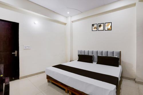 a bedroom with a large bed in a room at Hotel O The Great Royal Hotel in Indirapuram