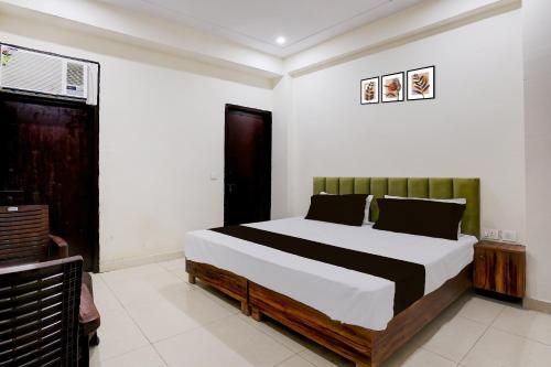 a bedroom with a large bed in a room at Hotel O The Great Royal Hotel in Indirapuram