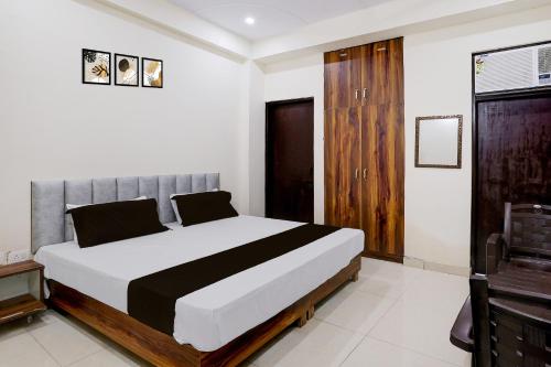 a bedroom with a large bed in a room at Hotel O The Great Royal Hotel in Indirapuram