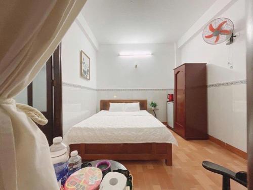 Postel nebo postele na pokoji v ubytování Anh Quân Hotel