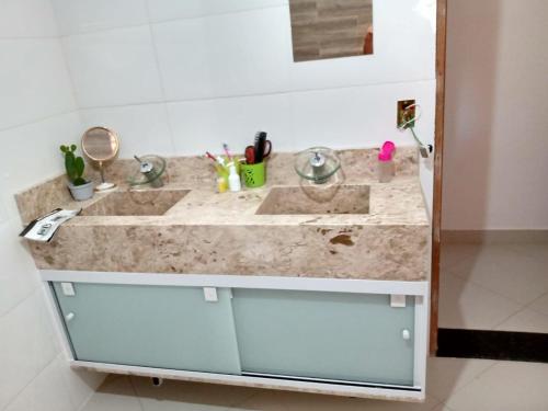 a bathroom counter with two sinks and a mirror at Chácara da Nina - Itatiba in Itatiba