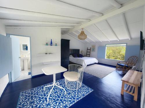 a bedroom with a bed and a table and chairs at Hermosa Casa frente al Río in San Rafael