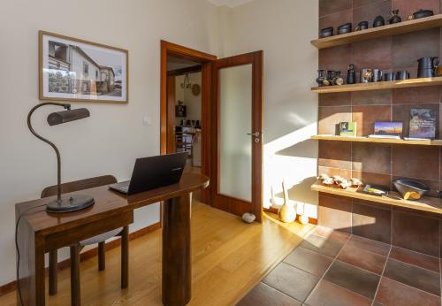 a room with a desk with a laptop on it at Casa da Câmara in Tondela