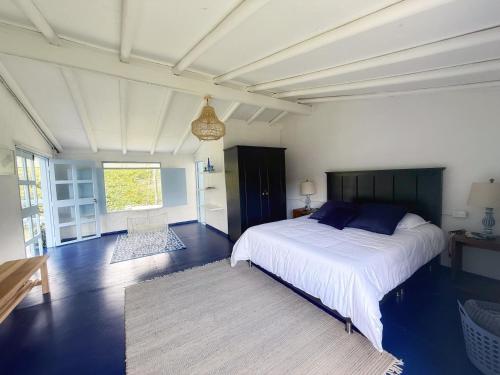 a bedroom with a large bed in a room at Hermosa Casa frente al Río in San Rafael