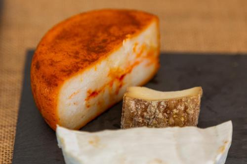 a piece of bread and a piece of cheese at Casa da Câmara in Tondela