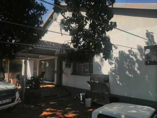 Una casa con toldo al costado en Foxtrot Guest House, en Pretoria