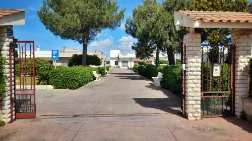 una puerta al final de una entrada en Lu Cilona, en Neviano