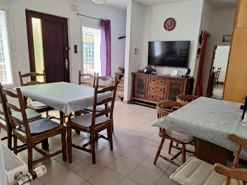 TV a/nebo společenská místnost v ubytování Szilva Apartman